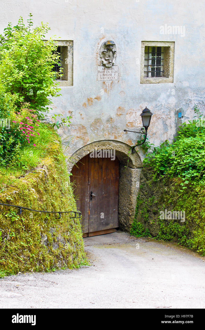 Tür des Altbaus auf Monchsberg in Salzburg Stockfoto