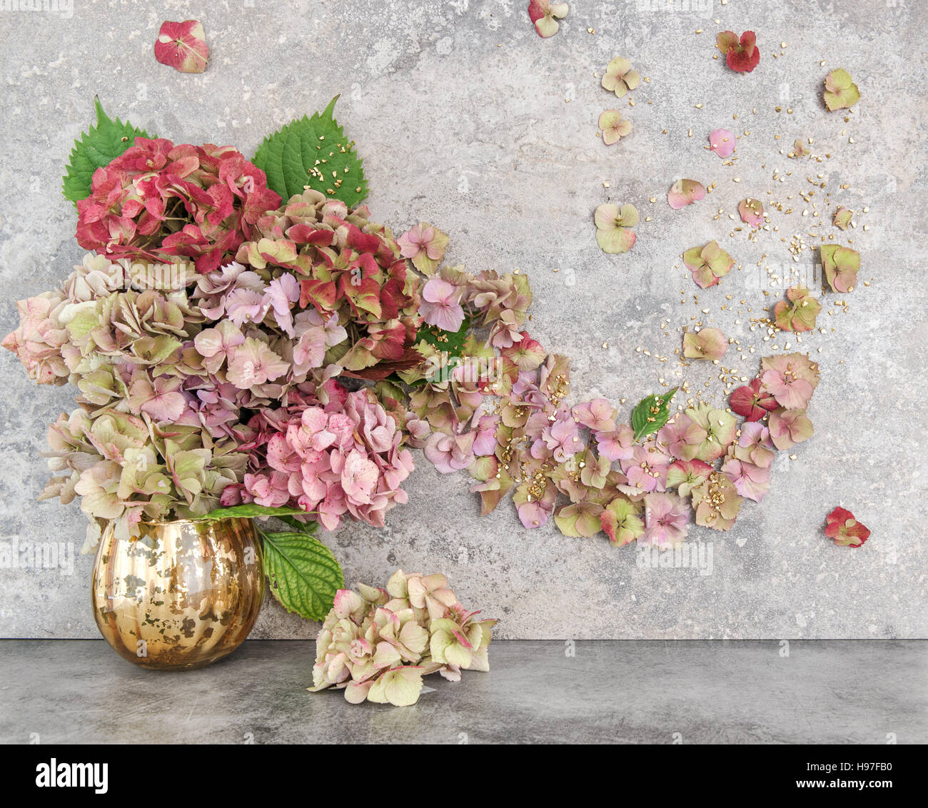 Hortensia-Blumen-Bouquet mit goldene Dekoration. Florale Komposition Stockfoto