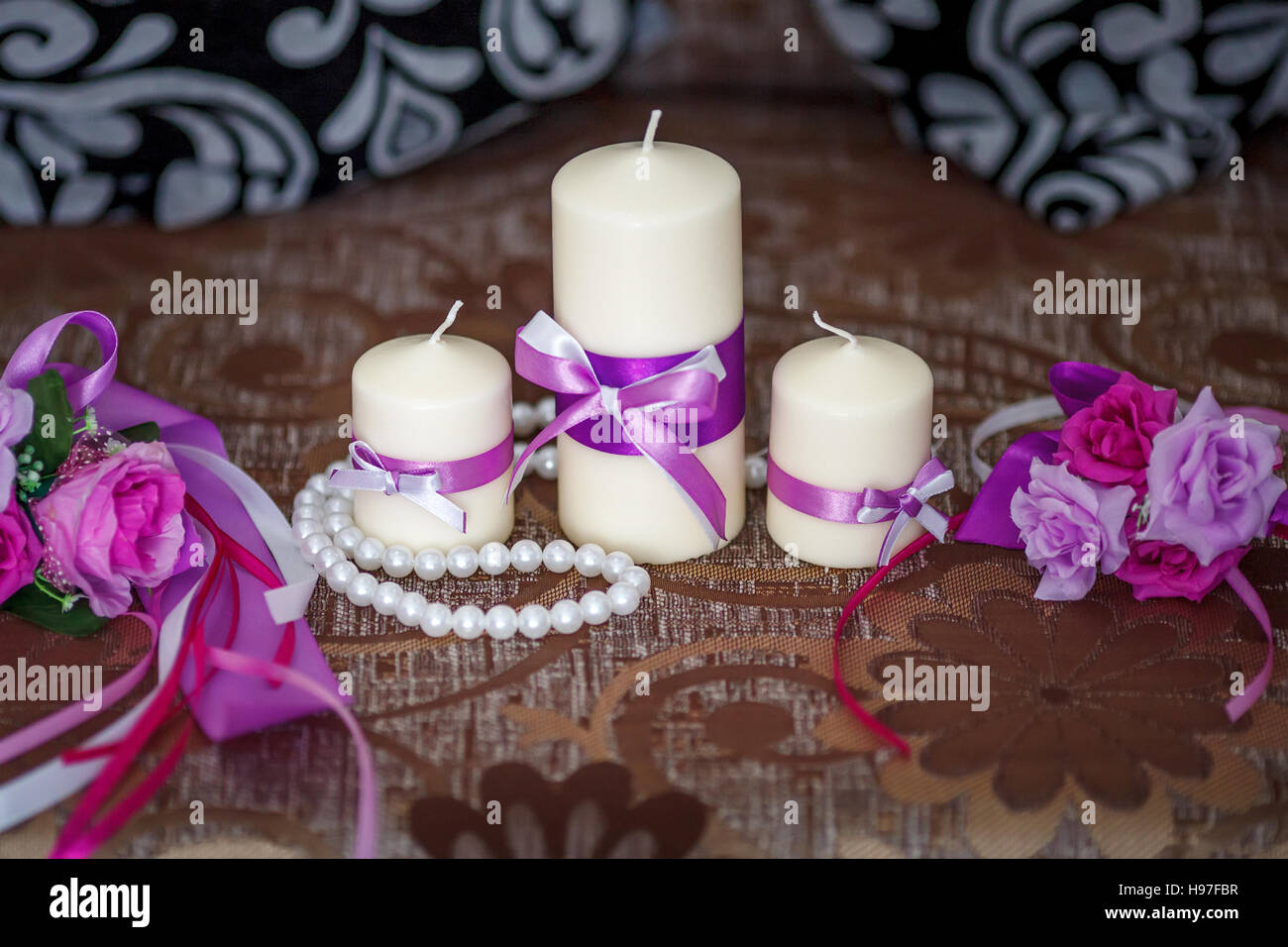 Hochzeit Dekoration, Kerzen mit lila Schleife, selektiven Fokus Stockfoto
