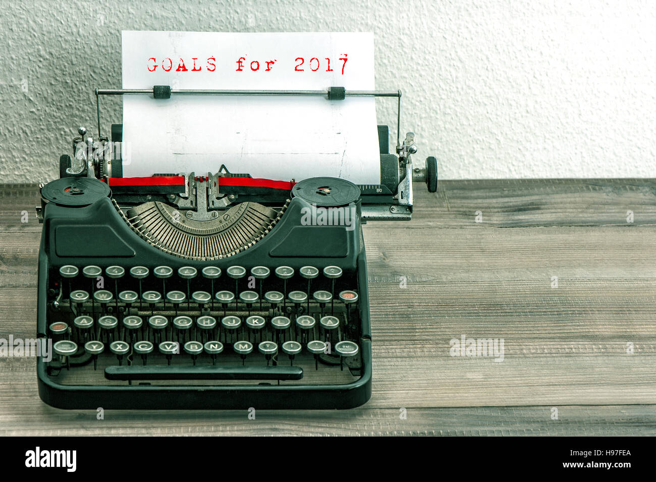Schreibmaschine mit weißem Papierseite auf Holztisch. Ziele für das Jahr 2017. Vintage-Stil getönten Bild Stockfoto