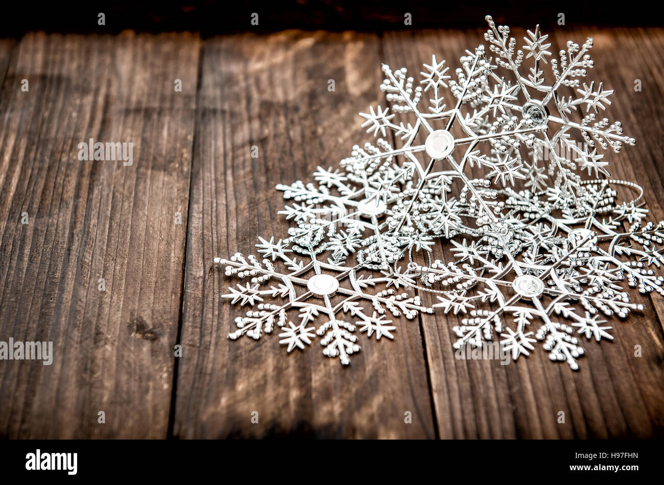 Weihnachten Dekoration Schneeflocken auf rustikalen hölzernen Hintergrund Stockfoto