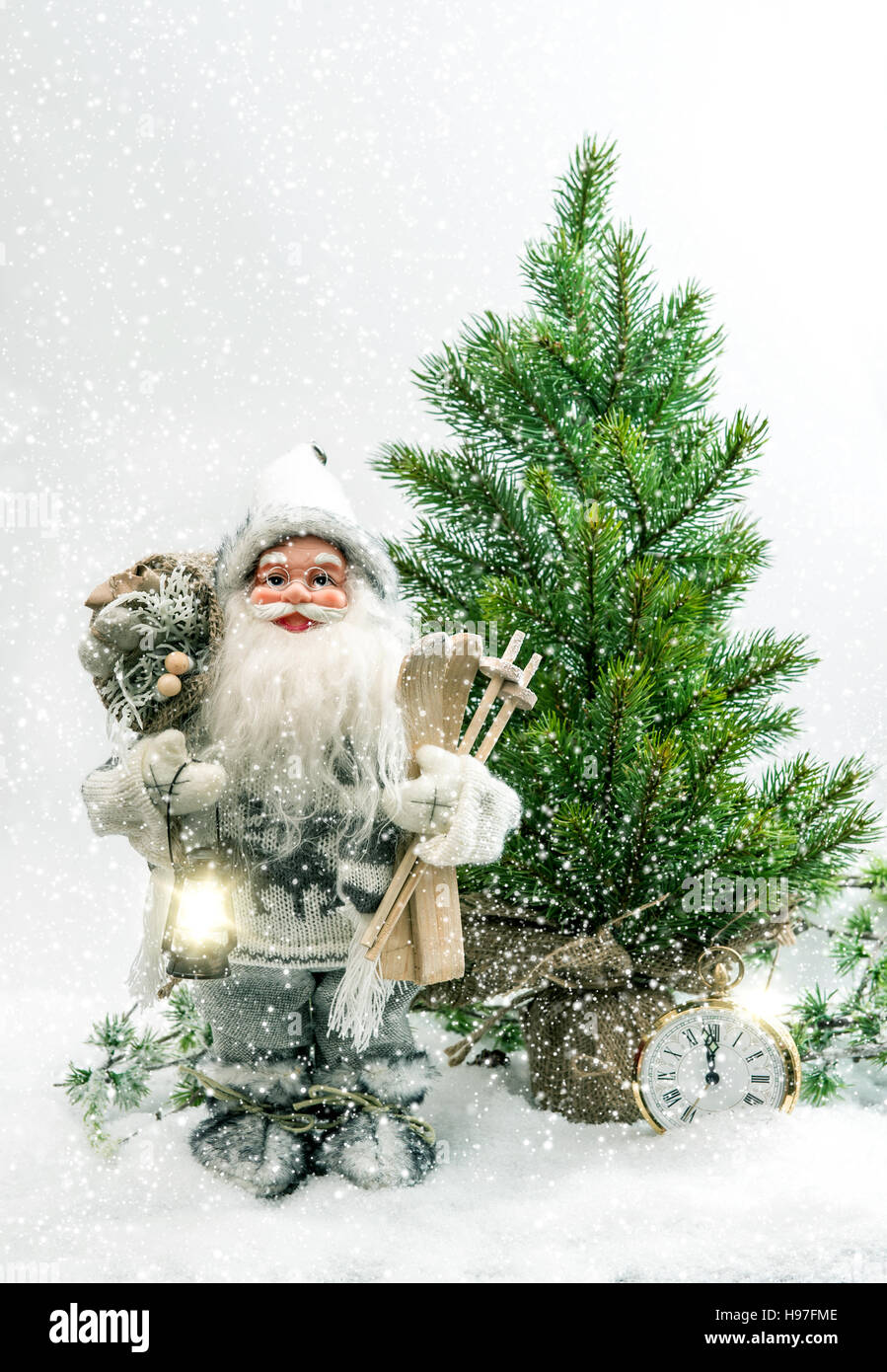 Santa Claus mit Weihnachtsbaum und Geschenke im Schnee. Winter Urlaub Dekoration Stockfoto