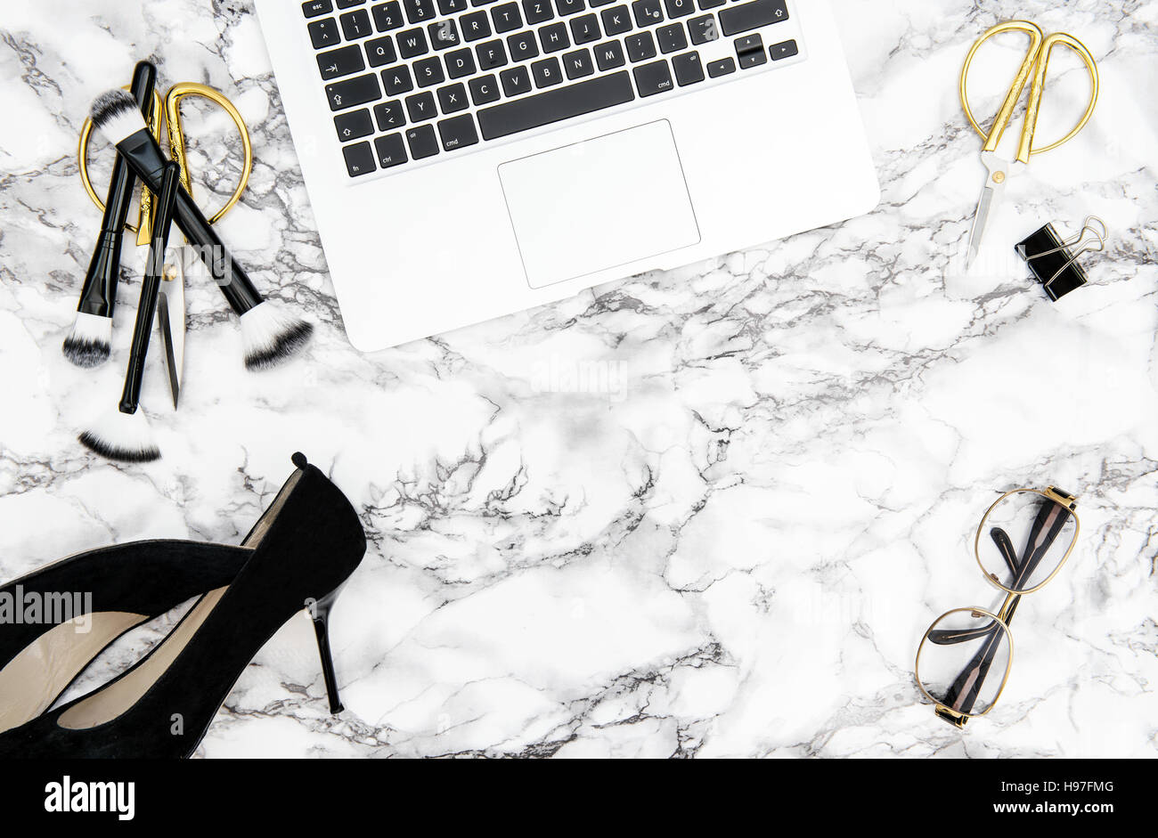 Notebook, Zubehör, feminine Accessoires auf Marmor Office Schreibtisch-Hintergrund. Mode flach legen für Blogger social media Stockfoto