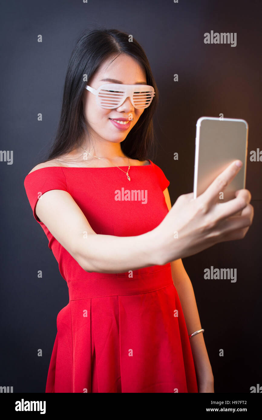 Junge Frau macht eine Selfie mit Smartphone Stockfoto