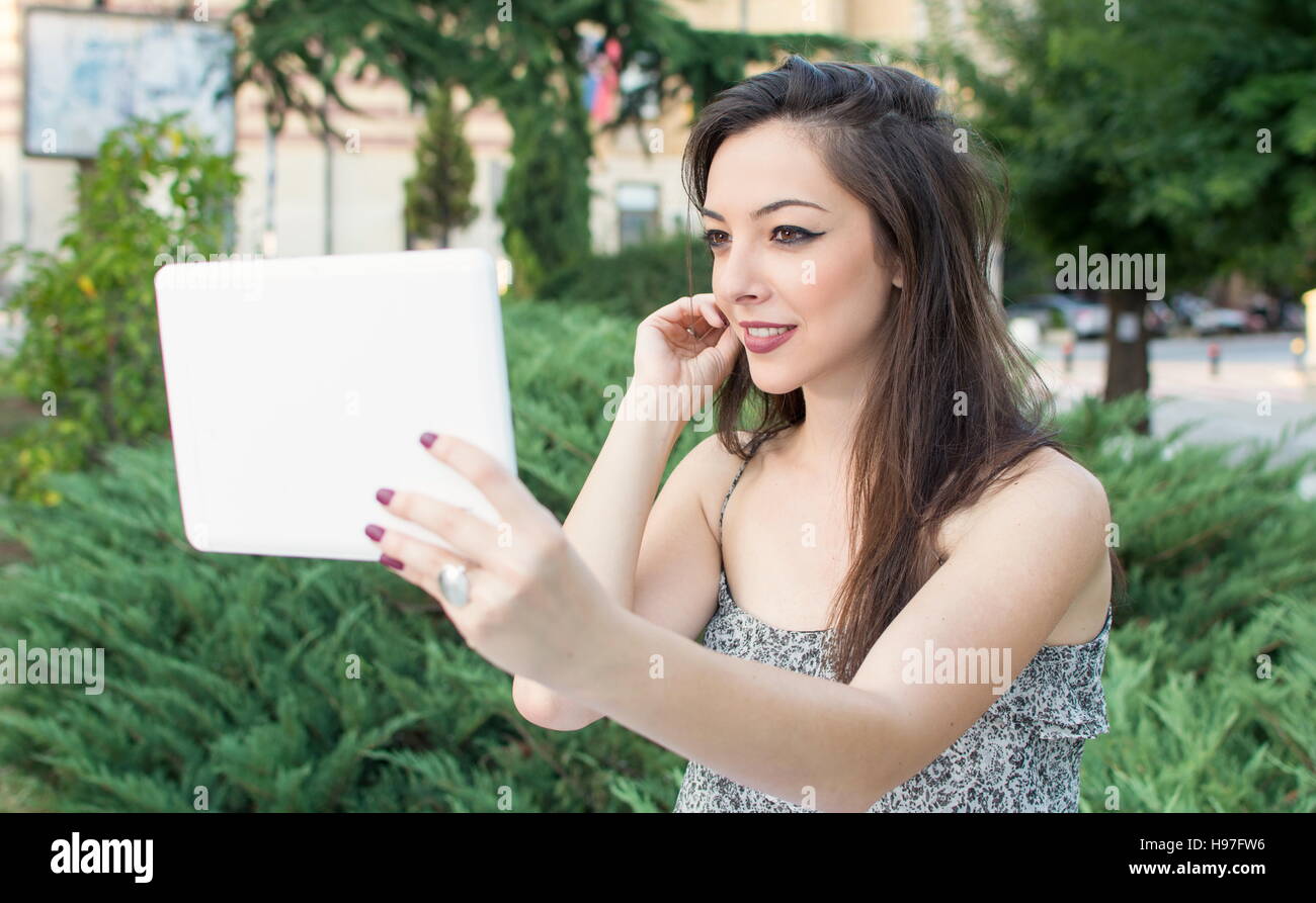 Junge Frau, die die Selfie mit einem Tablet-Gerät Stockfoto