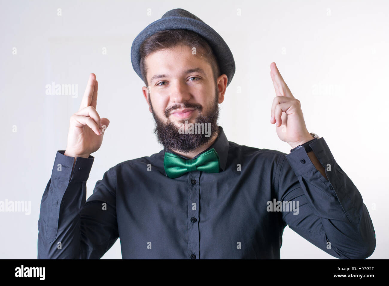 Modische Mann in einem schwarzen Hemd mit einer Fliege Stockfoto