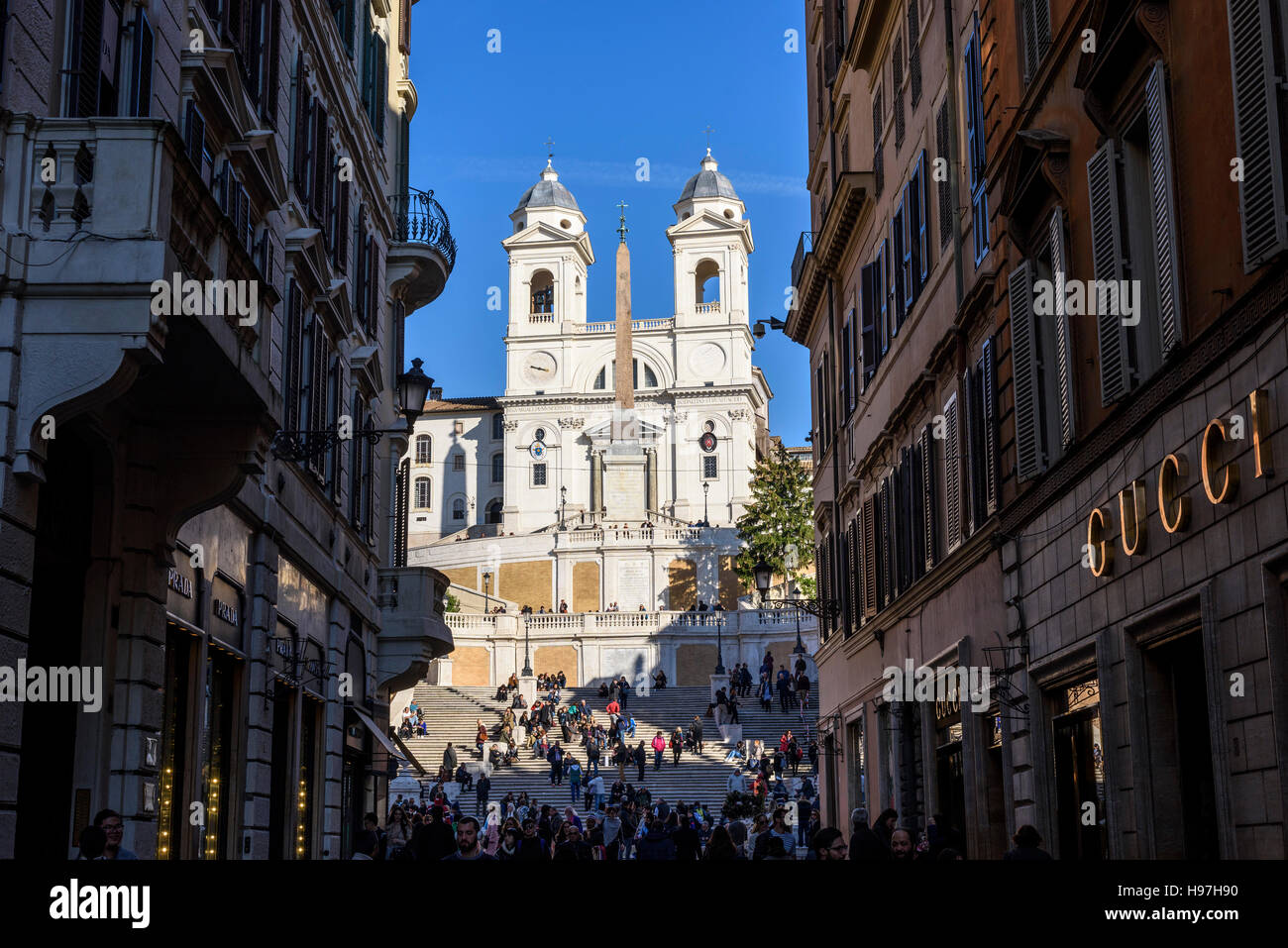 Rom. Italien. Blick von der Via dei Condotti in Richtung Piazza di Spagna & der Kirche von Trinità dei Monti an der Piazza di Spagna. Stockfoto
