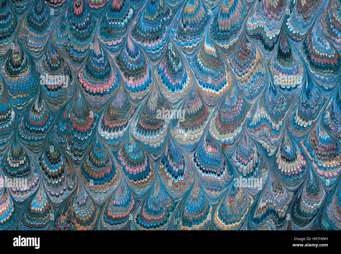 Handgefertigte Marmorpapiere mit Pfau Federn Muster Stockfoto