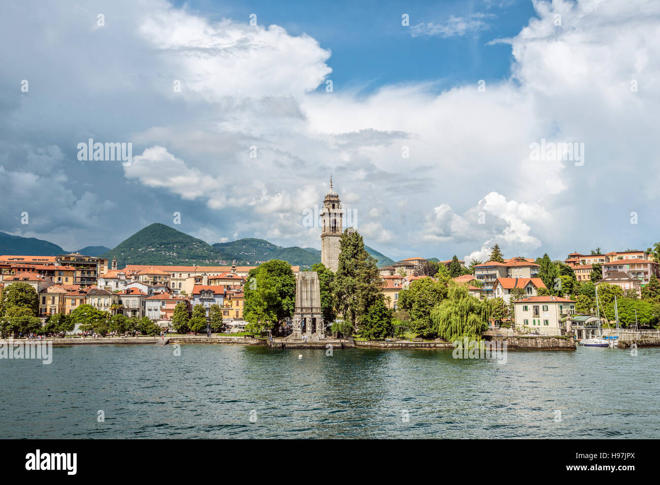 Waterfront of Pallanza am Lago Maggiore von der Küste aus gesehen, Piemont, Italien Stockfoto