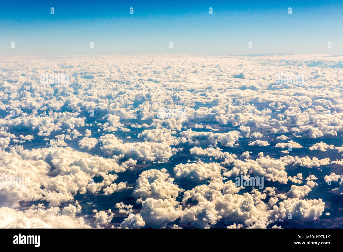 Ein Blick aus einem Flugzeug auf ein Leyer von Wolken. Stockfoto