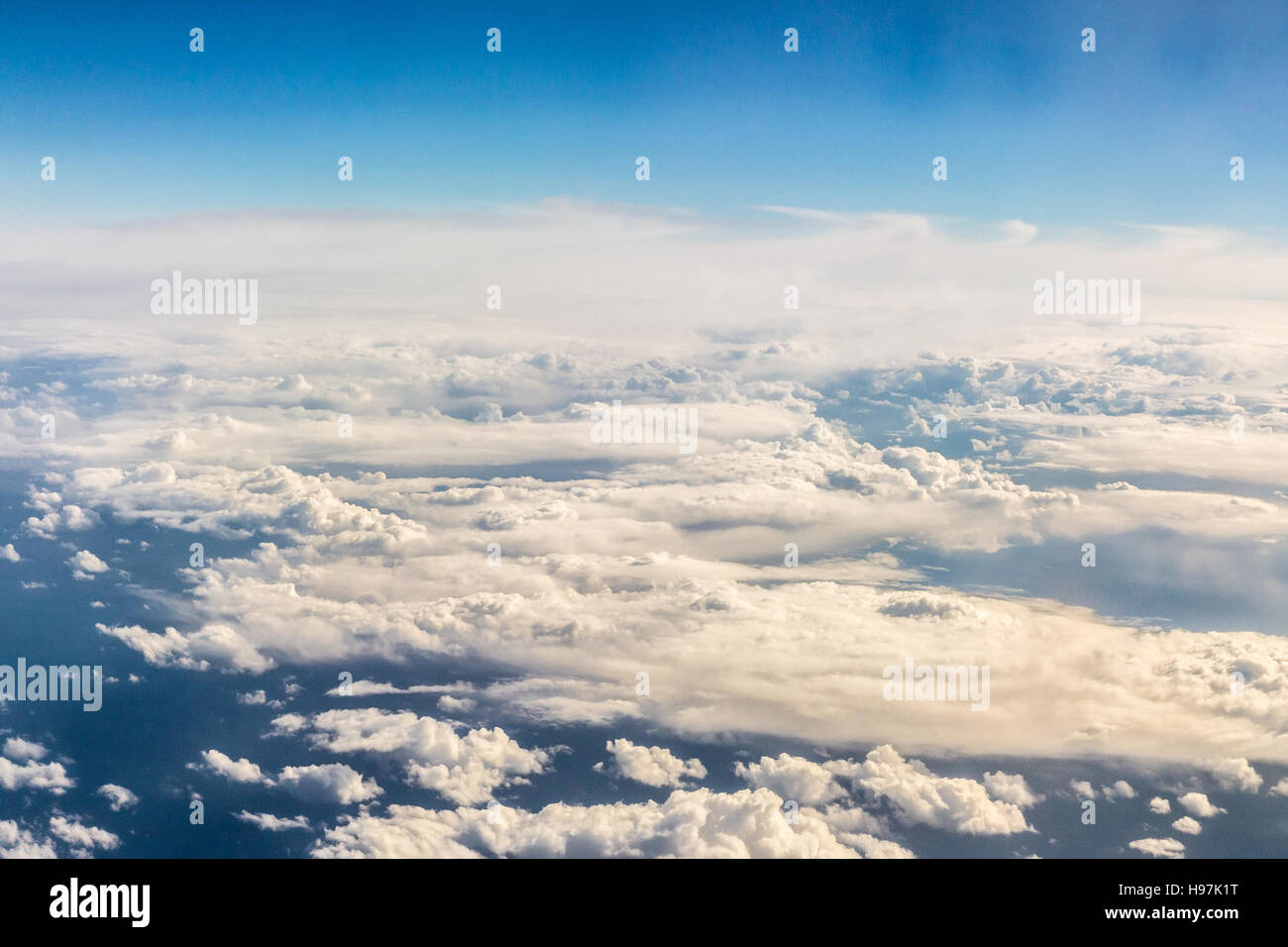 Ein Blick aus einem Flugzeug auf ein Leyer von Wolken. Stockfoto