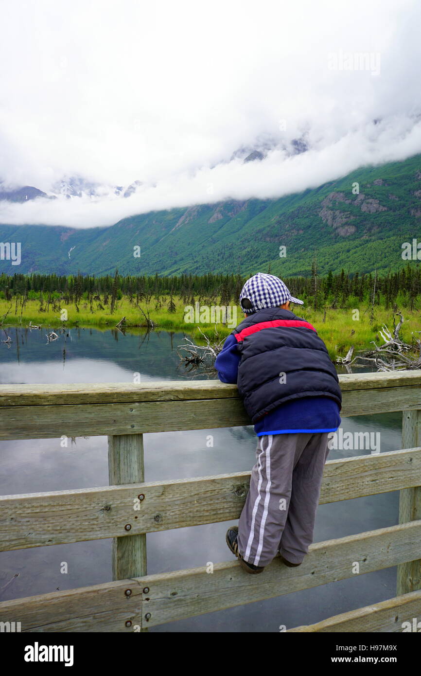 Junge Kind an der schönen Aussicht auf die Eagle River Nature Center (Albert Loop Trail), Alaska Stockfoto