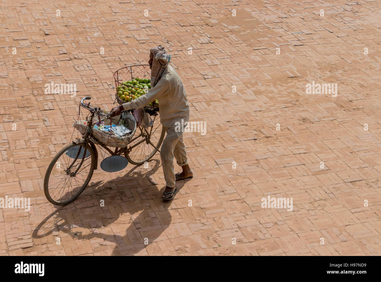 Mobile-Zyklus Kreditor über Platz in Bhaktapur Nepal Stockfoto