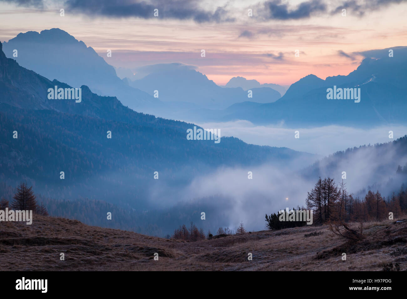 Herbst Dämmerung am Falzarego Pass in der Nähe von Cortina d'Ampezzo, Venetien, Italien. Dolomiten. Stockfoto