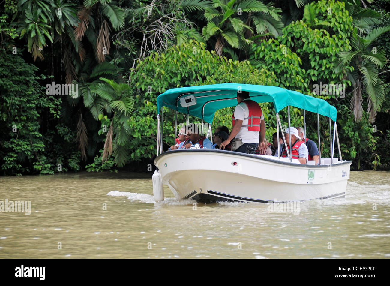 Touristen in Bootsfahrt, Panama, Panama-Kanal Stockfoto