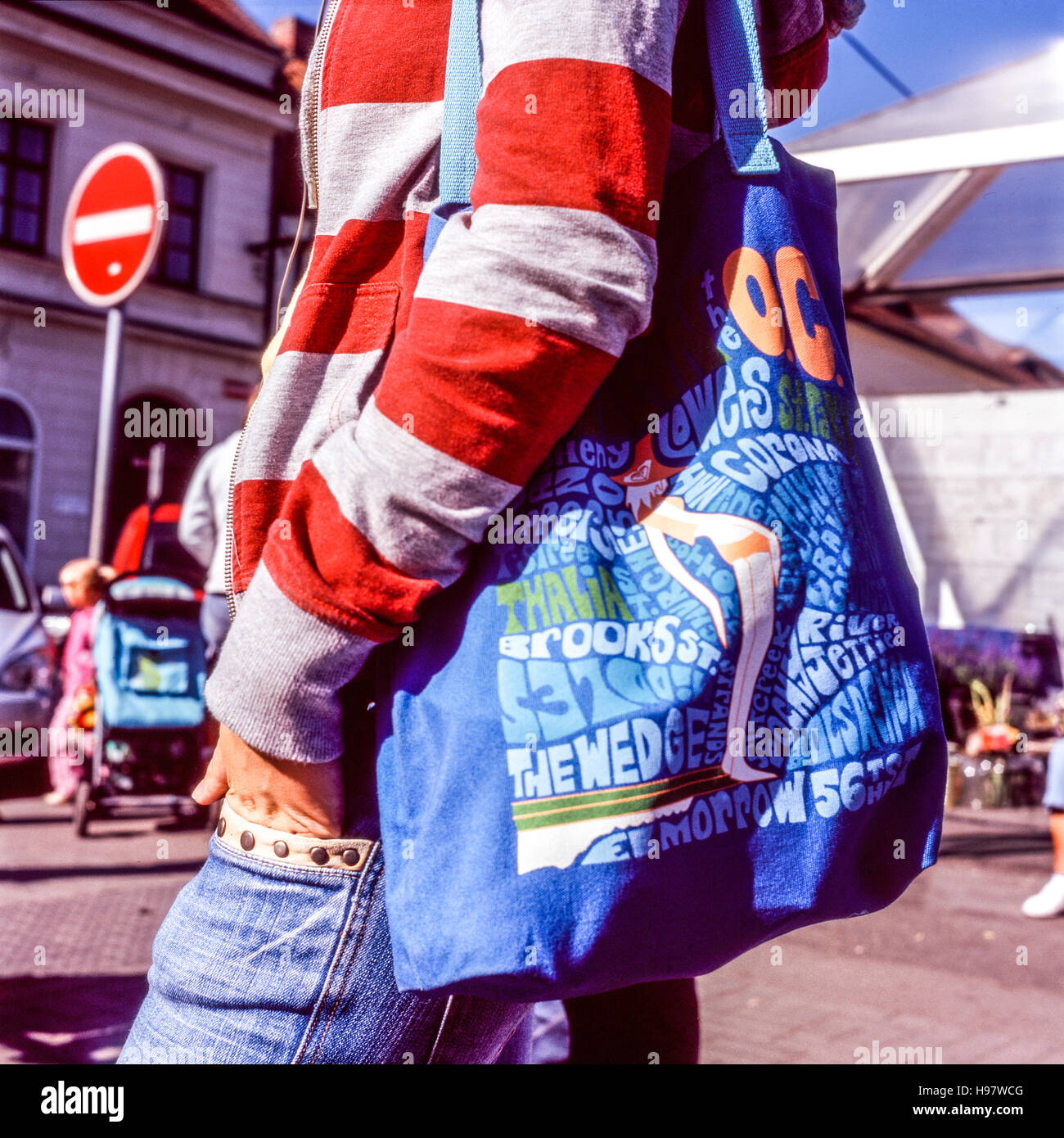 Frau mit einer Handtasche auf der Straße, Tschechische Republik Jeans Street-Stil draußen Stockfoto