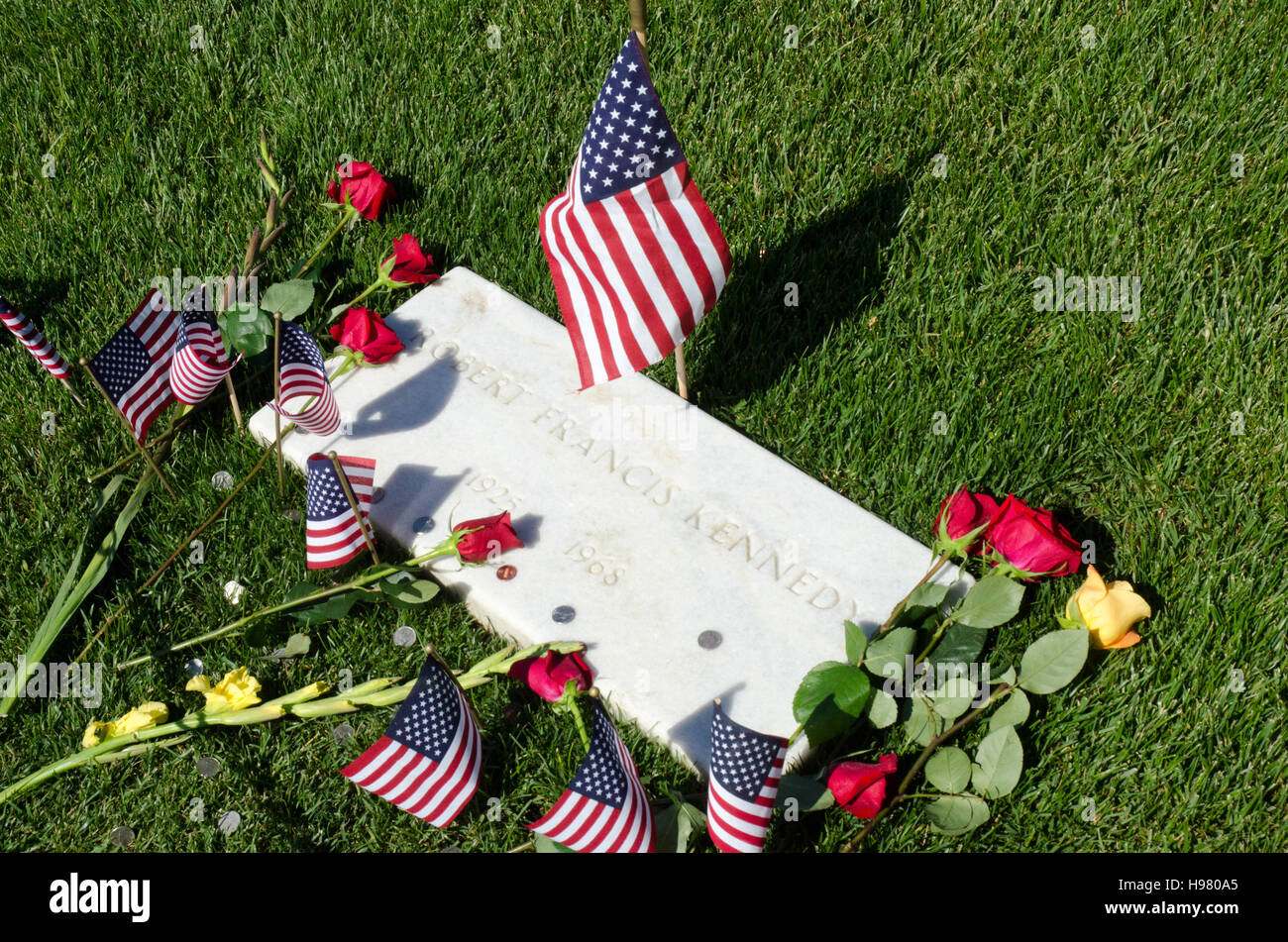 Grab des Robert F Kennedy - dekoriert mit Rosen, Fahnen und Münzen - auf dem Nationalfriedhof Arlington in der Nähe von Washington, DC. Stockfoto