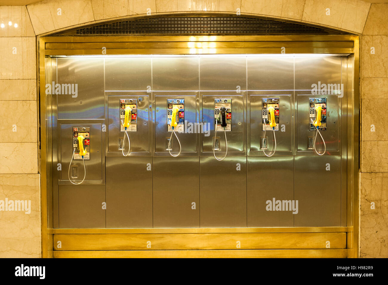 Eine Wandmontage des mehrere traditionelle öffentliche Münztelefone in Folge am Grand Central Station, New York City, NY, USA Stockfoto