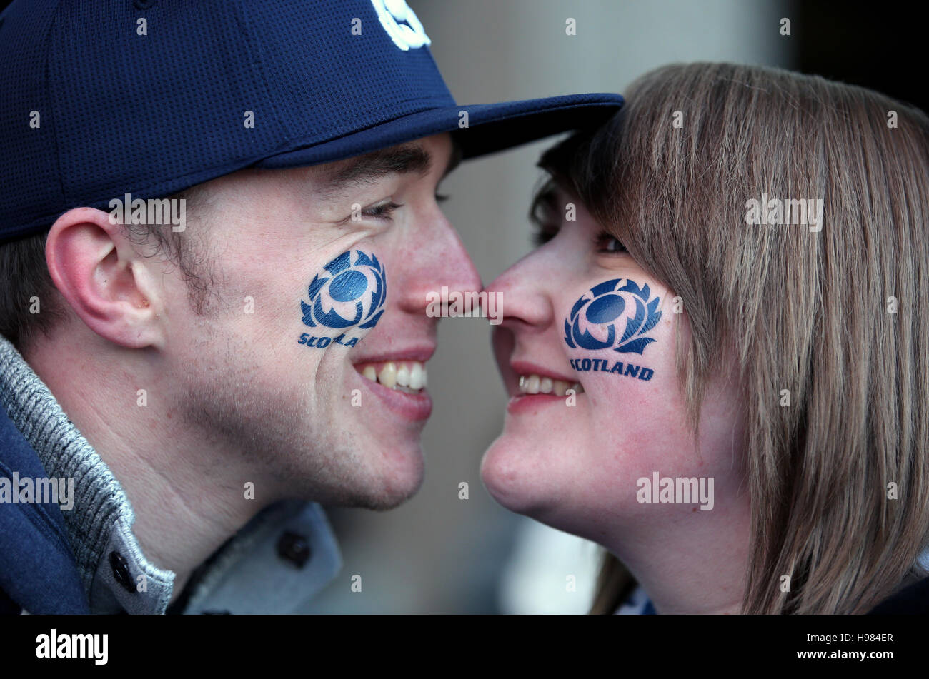 Rugby-Fans vor dem Herbst International match bei BT Murrayfield Stadium, Edinburgh. Stockfoto