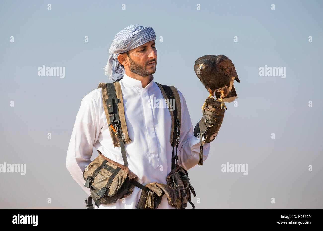 Dubai, Vereinigte Arabische Emirate, 19. November 2016: Ein Falkner in traditioneller Kleidung, Ausbildung ein Harrier Falke (Polyboroides Typus) Stockfoto