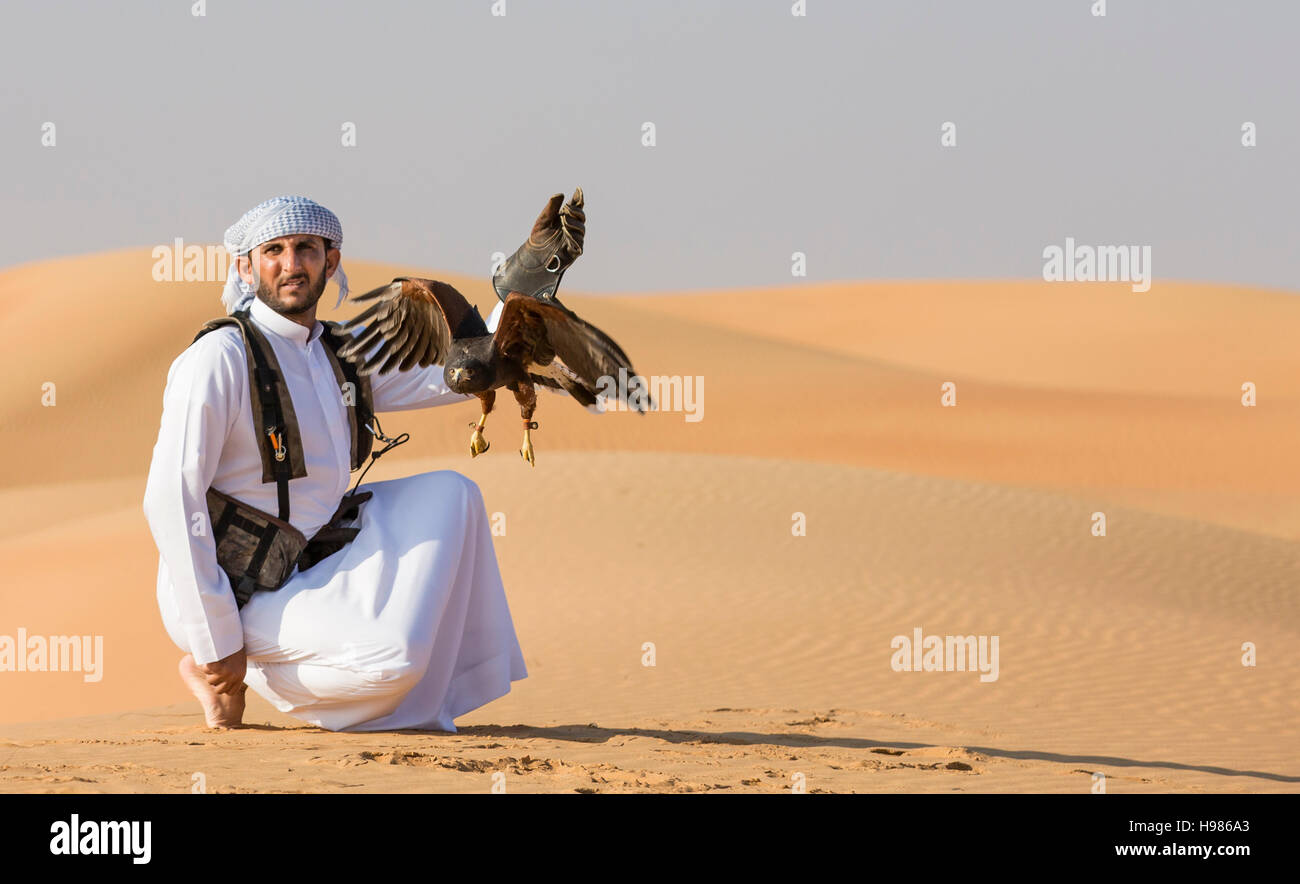 Dubai, Vereinigte Arabische Emirate, 19. November 2016: Ein Falkner in traditioneller Kleidung, Ausbildung ein Harrier Falke (Polyboroides Typus) Stockfoto