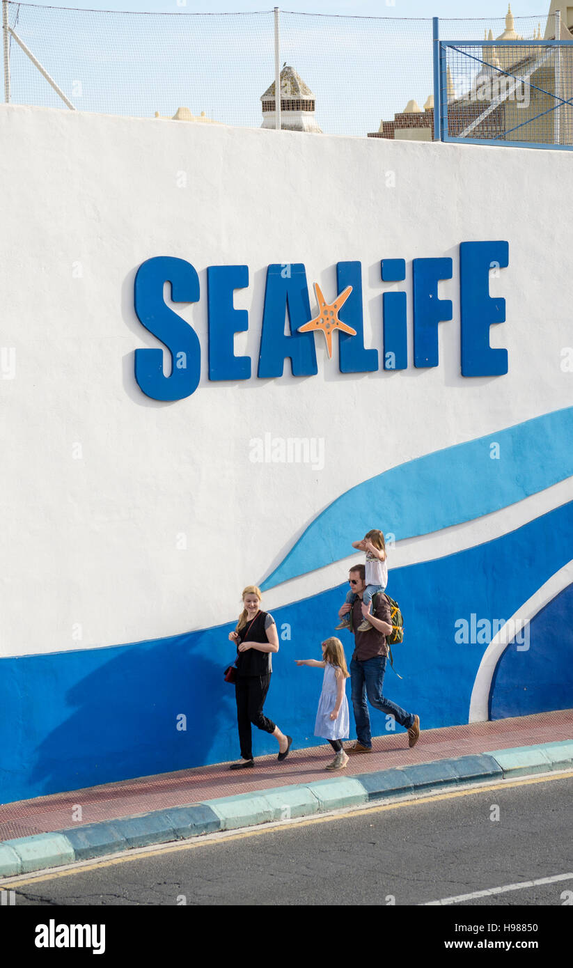 Junge Familie gehen übergeben Sea Life in der Marina von Benalmadena, Andalusien, Spanien. Stockfoto