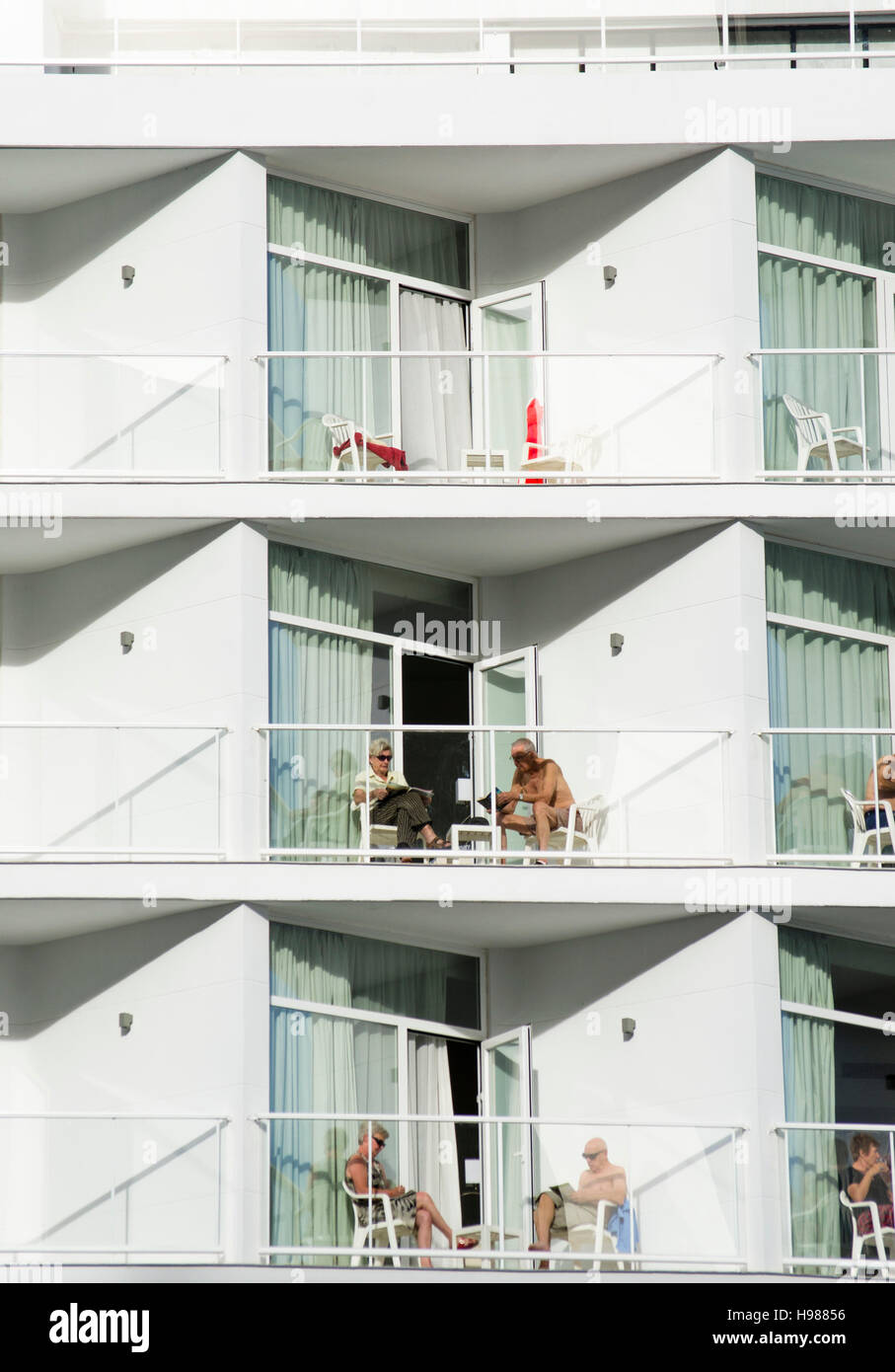 Urlauber auf der sonnigen Terrasse Urlaub Wohnblocks. Spanien. Stockfoto