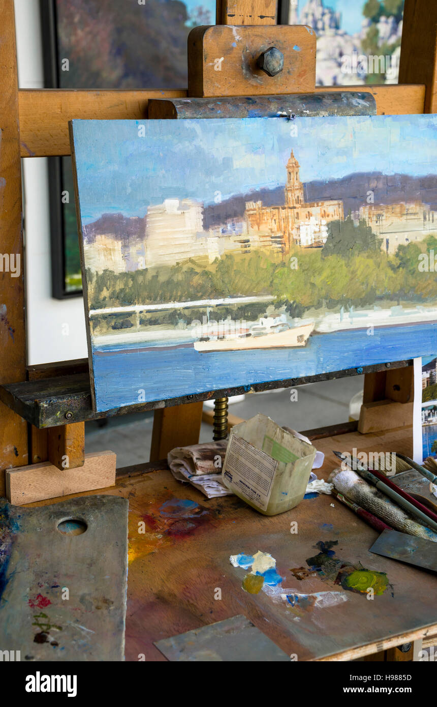 Maler Staffelei mit Pinsel und Malerei der Hafen von Málaga, Andalusien, Spanien. Stockfoto