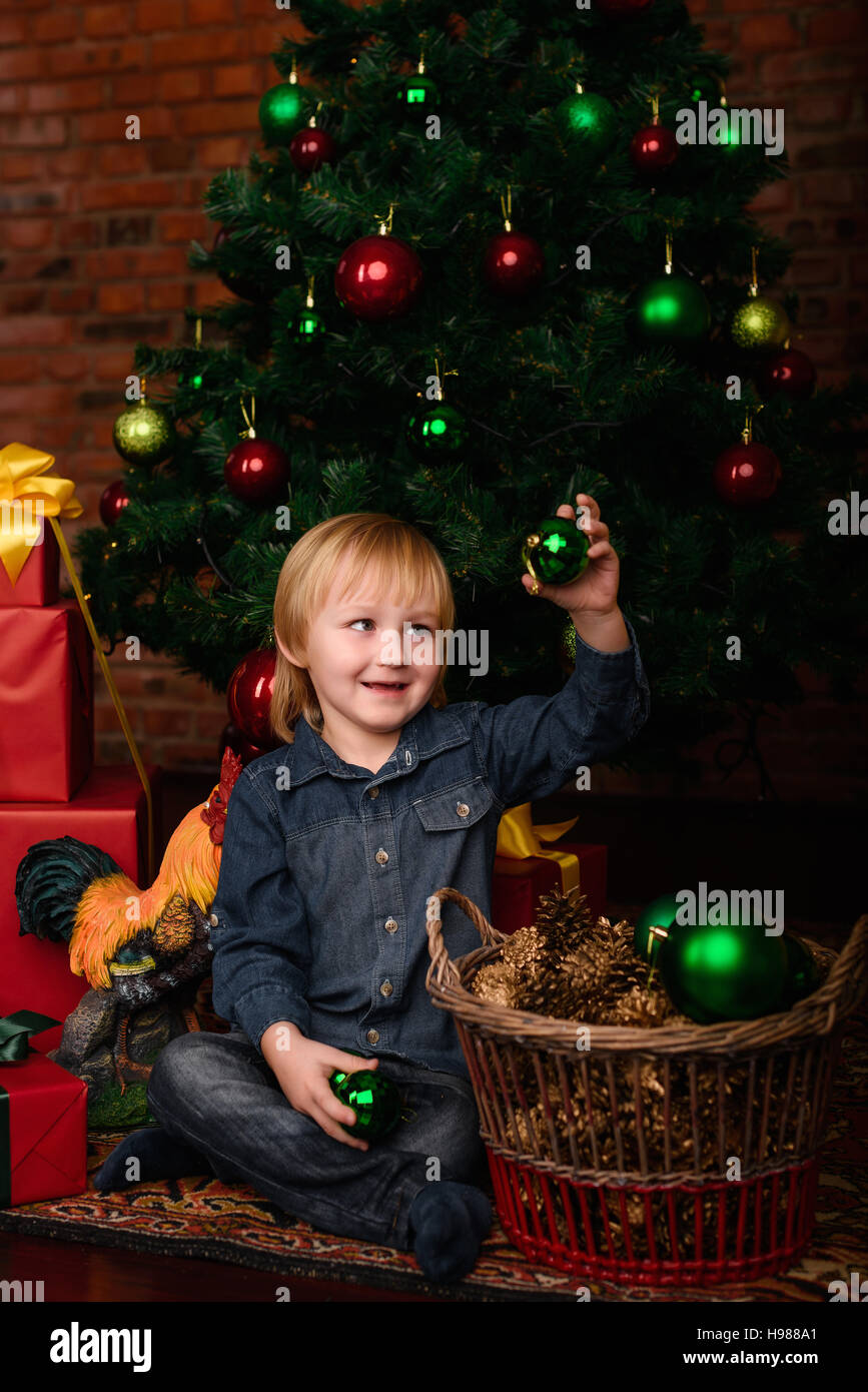 Süße kleine Kind schmücken Weihnachtsbaum Stockfoto