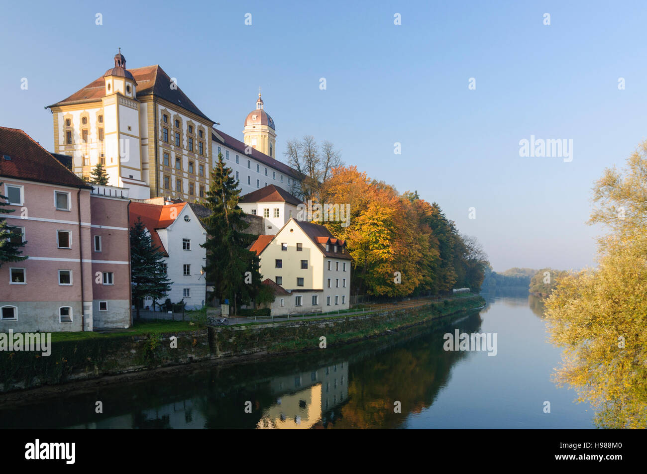 Neuburg an der Donau: Donau mit Burg, Oberbayern, Oberbayern, Bayern, Bayern, Deutschland Stockfoto