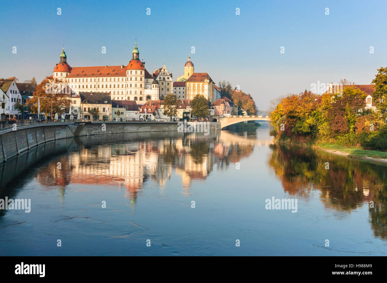 Neuburg an der Donau: Donaukai mit Burg, Oberbayern, Oberbayern, Bayern, Bayern, Deutschland Stockfoto