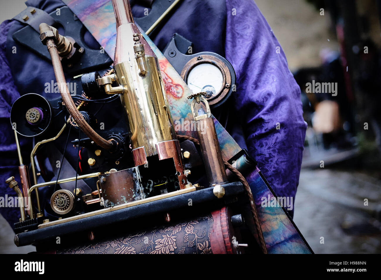 Ein Rucksack der Dampfantrieb Apparat getragen durch ein Steampunk-Enthusiasten bei einer Veranstaltung Stockfoto
