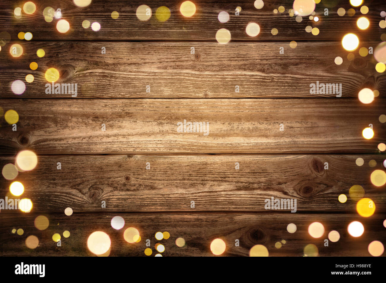 Festliches rustikale Holz Hintergrund mit dunklen Vignette und umrahmt von leuchtende Lichter Bokeh, ideal für Weihnachten, Werbung oder Partei Stockfoto