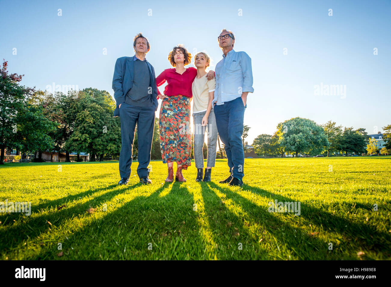 Aus der neuen Produktion von Tschechows Die Möwe, am Chichester Festival Theatre, von links nach rechts, David Hare, Anna Chancellor, Olivia Vinall und Jonath Stockfoto