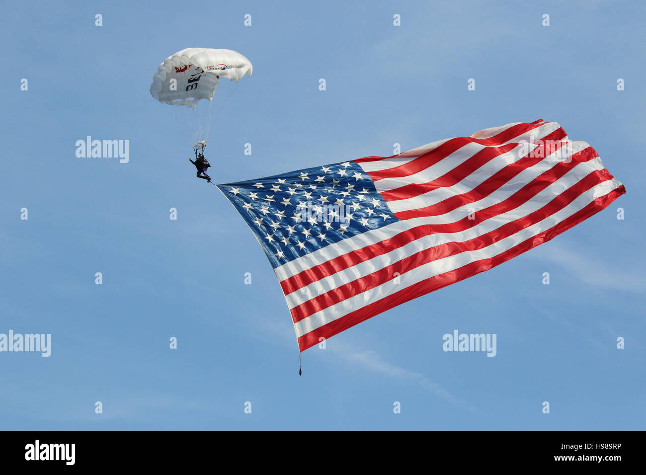 Fallschirmspringer aus FastTrax.com fliegt in die amerikanische Flagge. Dayton Drachen, fünfte dritte Feld, Dayton, Ohio, USA. Stockfoto