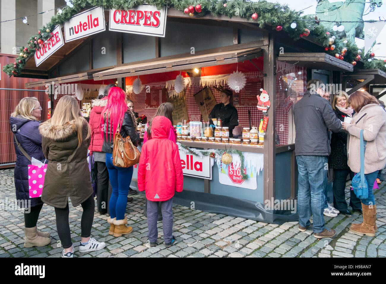 Crepes Nutella, Coffee Food Stand auf den Liverpool Christmas Markets, Merseyside, Großbritannien. Stockfoto