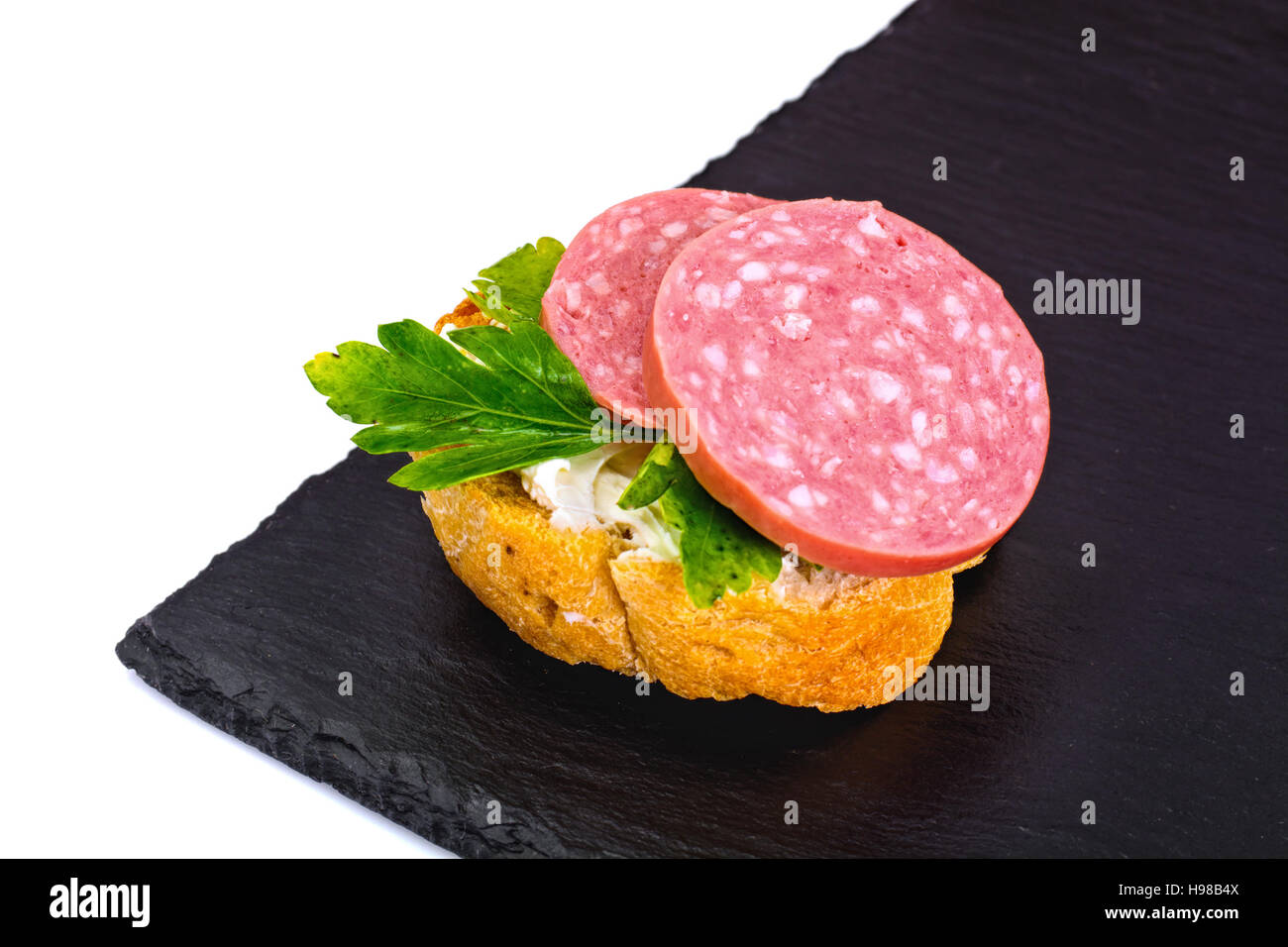 Sandwich von Mais Brot und Salami Studio Foto Stockfoto
