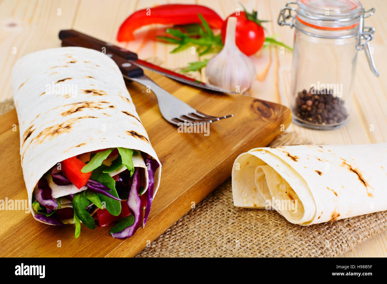 Shawarma Lavash mit Huhn und Gemüse Studio Foto Stockfotografie Alamy