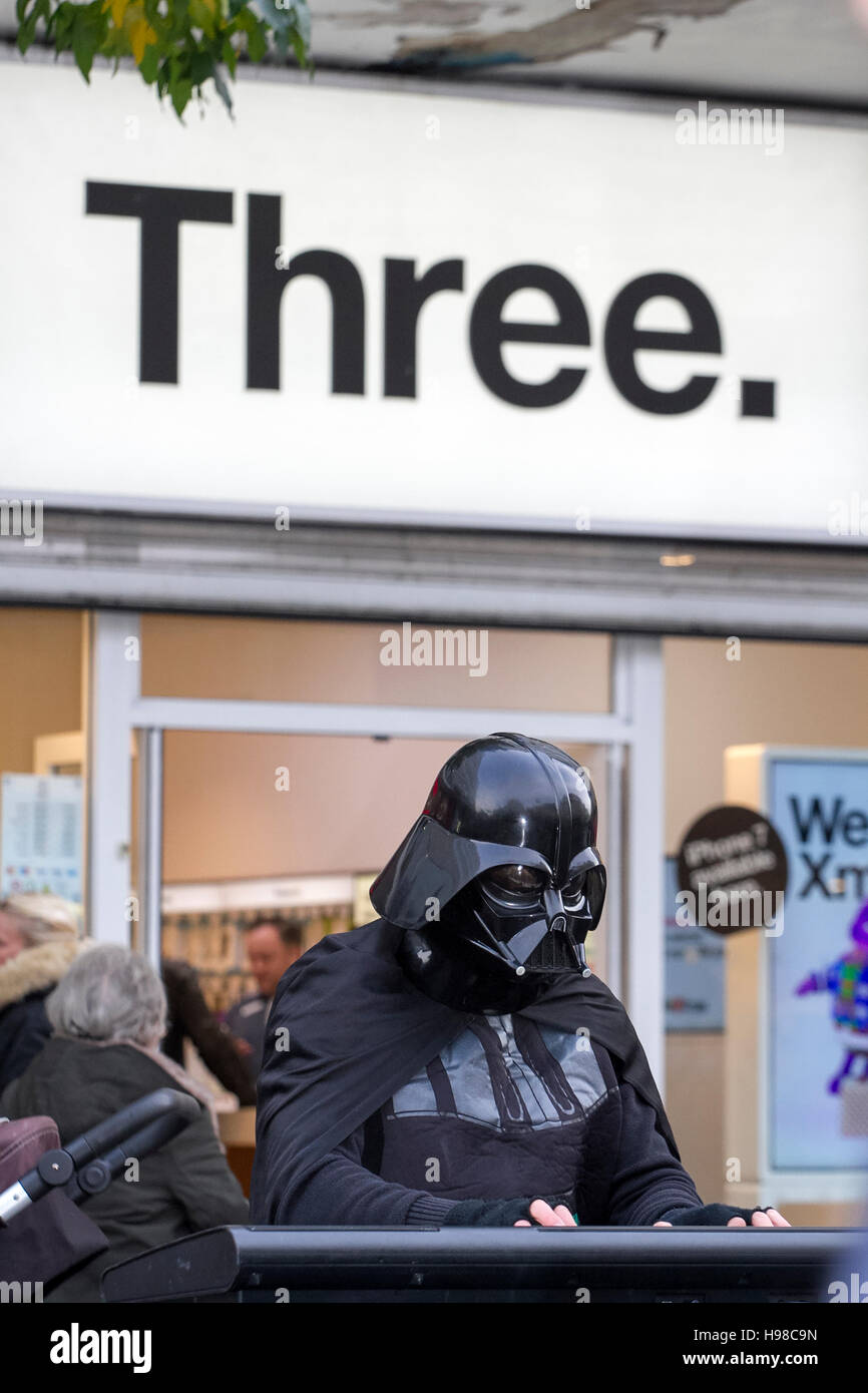 Darth Vader, Star Wars Charakter außerhalb drei Handy-Shop, UK Stockfoto