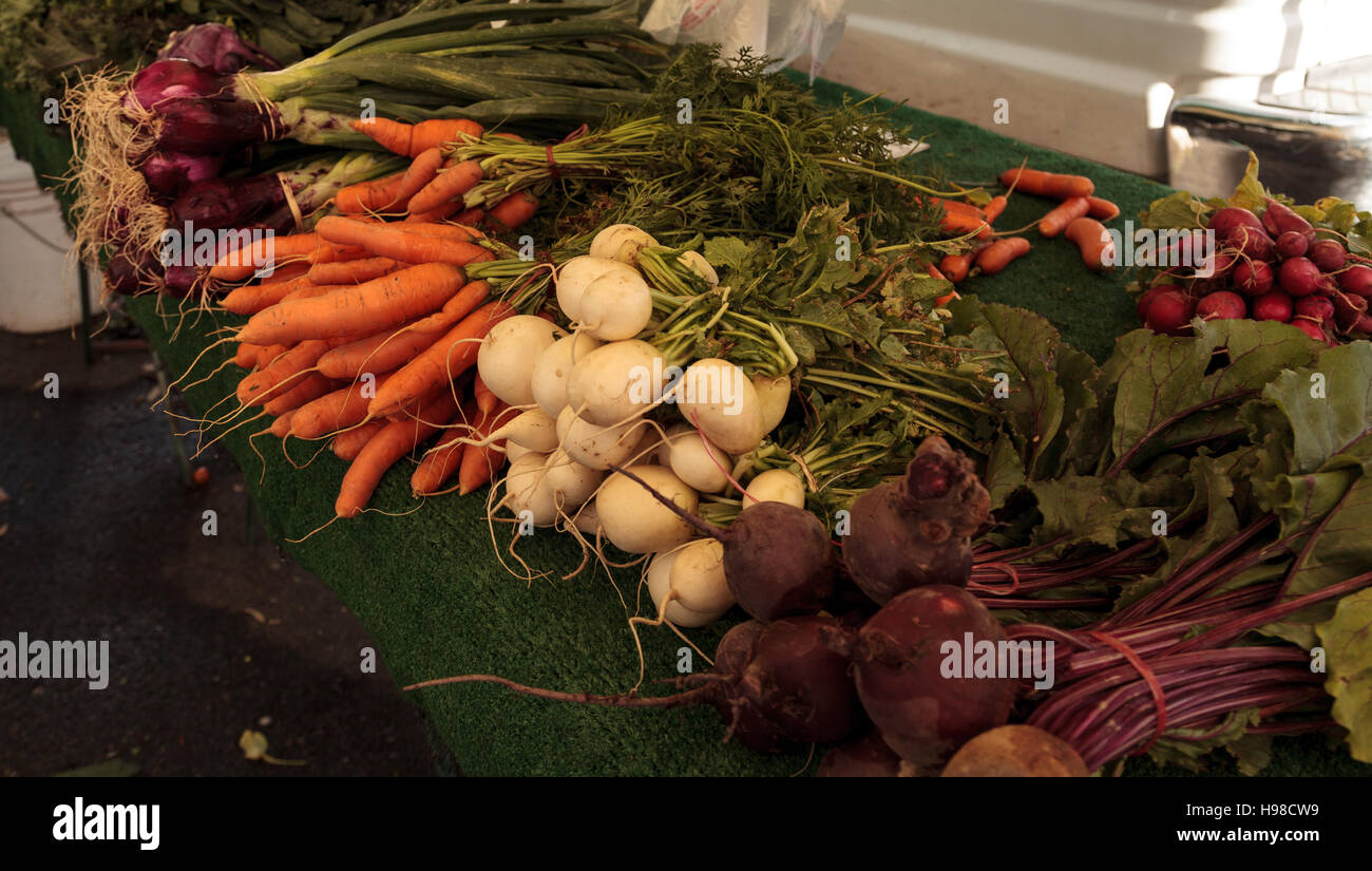 Gelbe Rüben, orange Karotten und roten Zwiebeln auf einem Bauernhof aufgewachsen und auf einem Bauernmarkt angezeigt Stockfoto