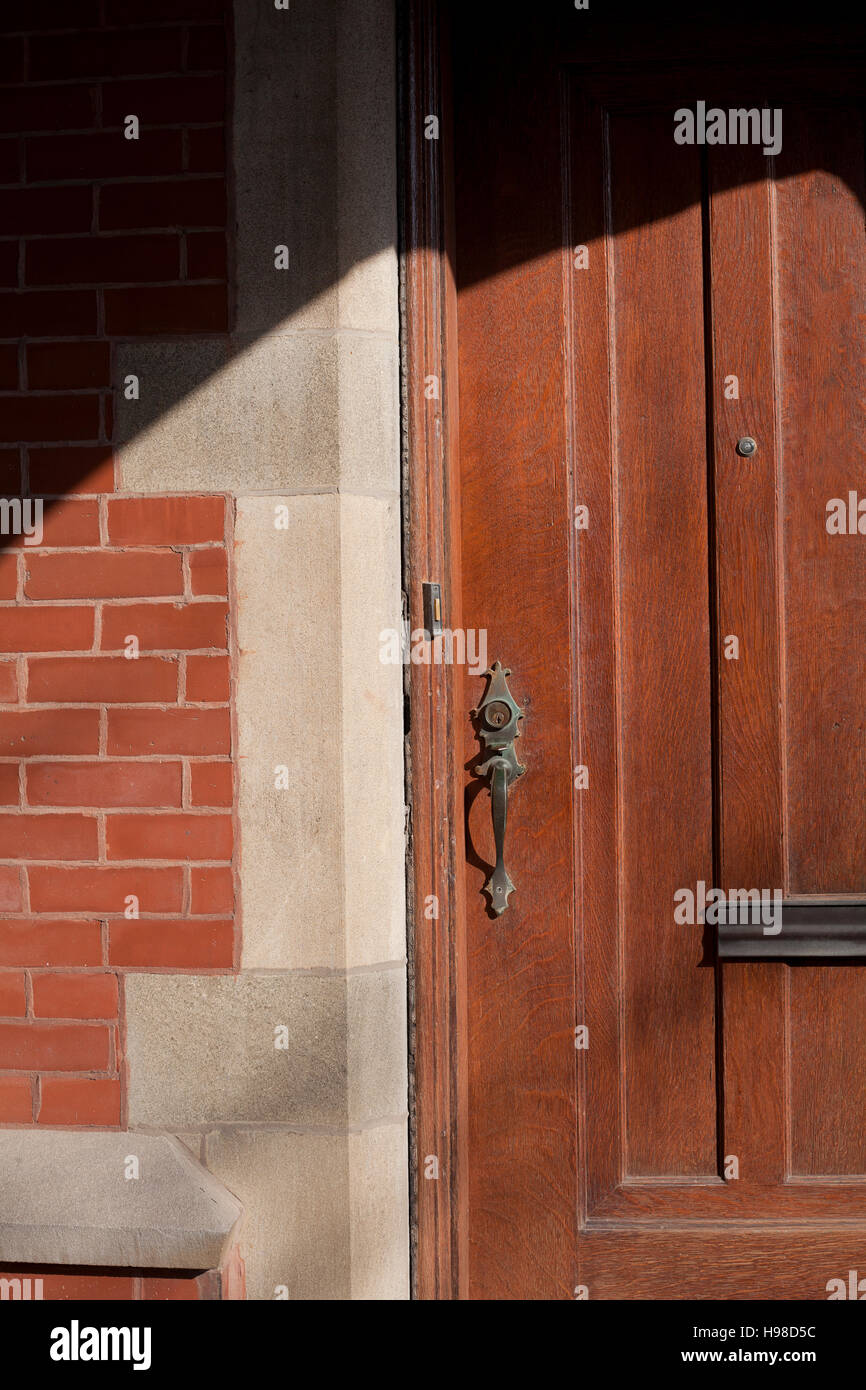 Außen Braun Tür mit Schatten Stockfoto