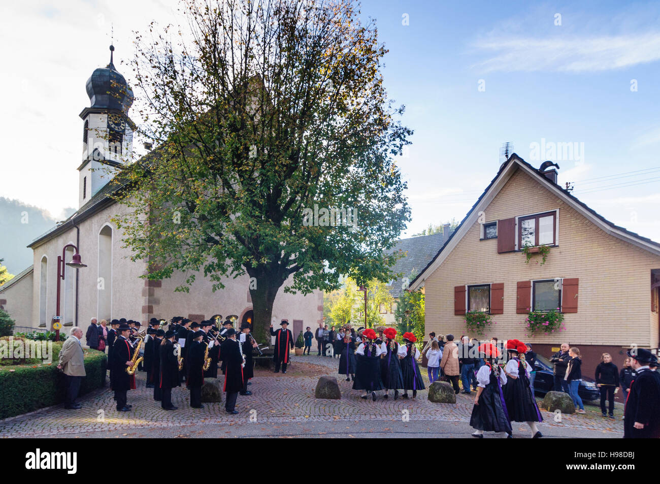 Gutach (Schwarzwaldbahn): Thanksgiving Parade an der Kirche, Frauen mit Bollenhut (Bollen Hut) oder Schäppel Kopf Abdeckung, Schwarzwald, Schwarzwald, Bade Stockfoto