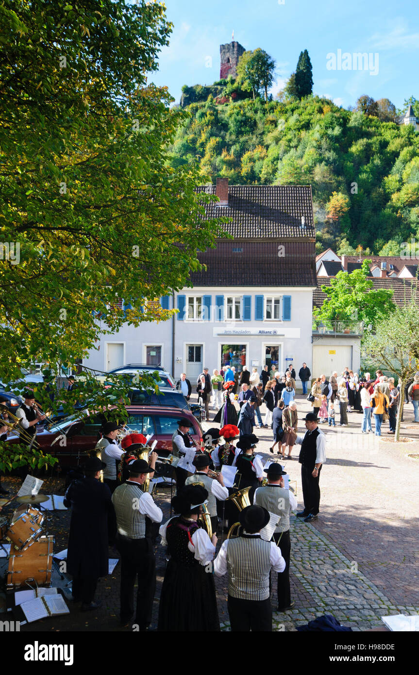 Hornberg (Schwarzwald): Thanksgiving: Kapelle und Frauen mit einem Bollenhut (Bollen Hut), Blick auf die Burgruine Hornberg, Schwarzwald, Schwarzwald, Baden-Württemberg Stockfoto