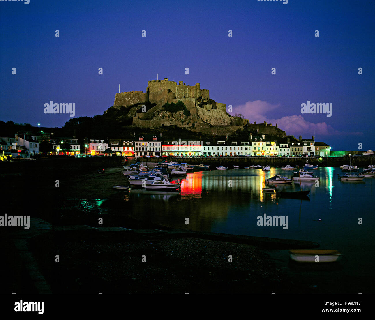 Mont Hochmuts Schloss und Hafen von Gorey, Jersey, Kanalinseln Stockfoto