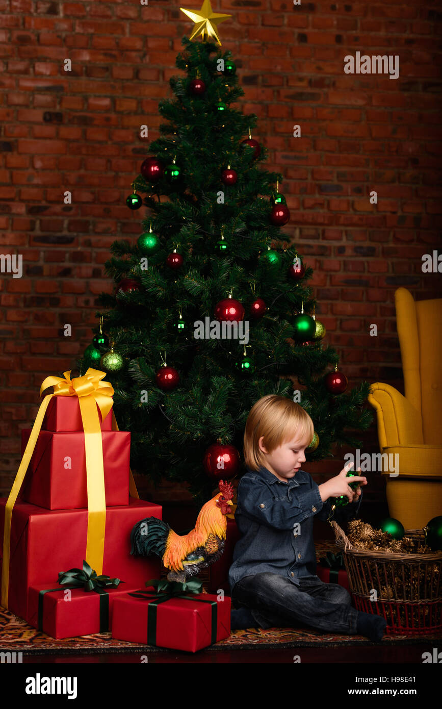 Süße kleine Kind schmücken Weihnachtsbaum Stockfoto
