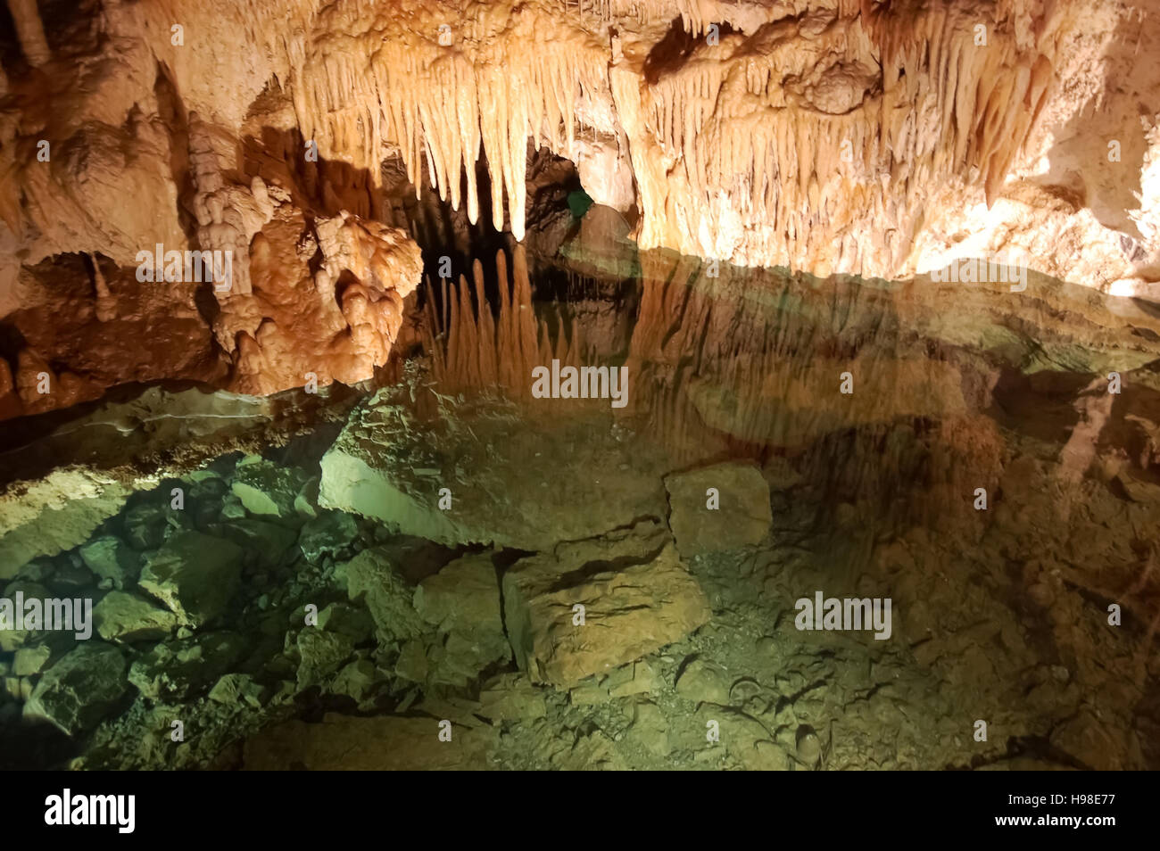 Blick auf den See in Höhle in den Bergen der Slowakei. Stockfoto
