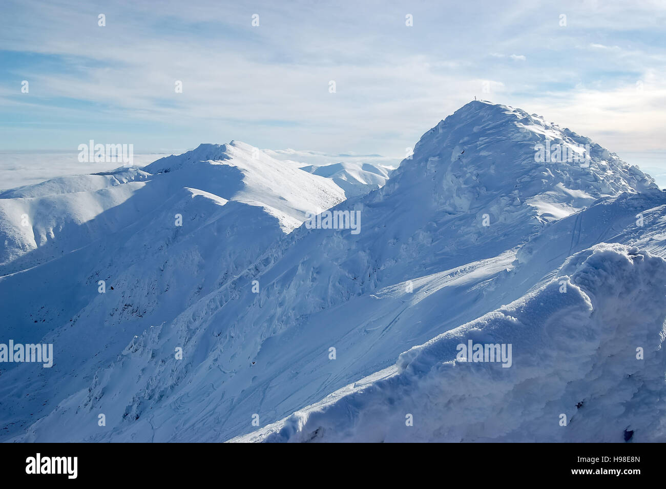 Jasna Resort, LIPTAUER, Slowakei - 17. Januar 2013: Ansicht mit blauem Himmel, schneit Gipfeln auf dem Berg Chopok in Jasna, Liptauer Region, Slowakei. Stockfoto