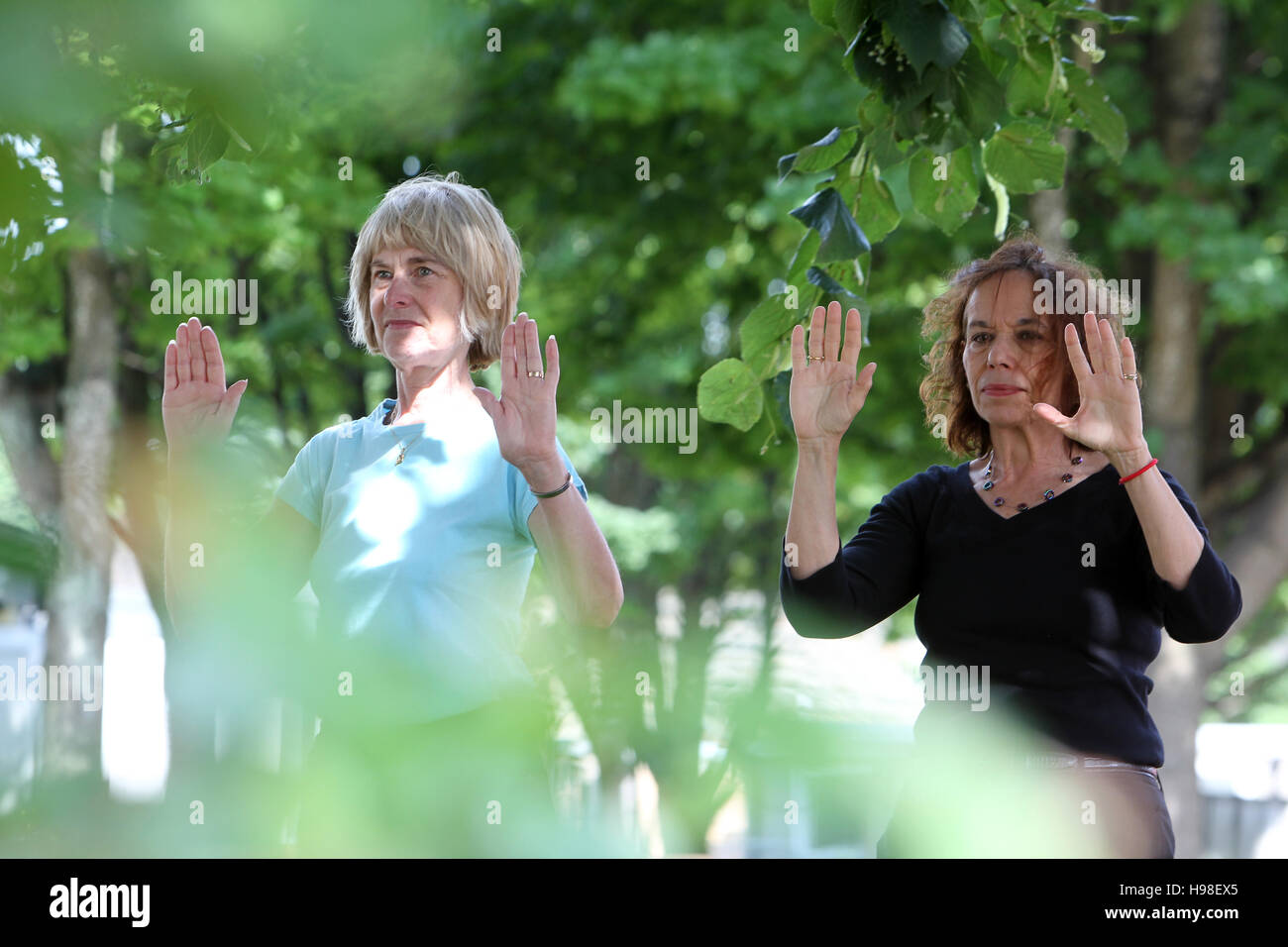 Tai Chi praktiziert von älteren kaukasischen Frauen Stockfoto