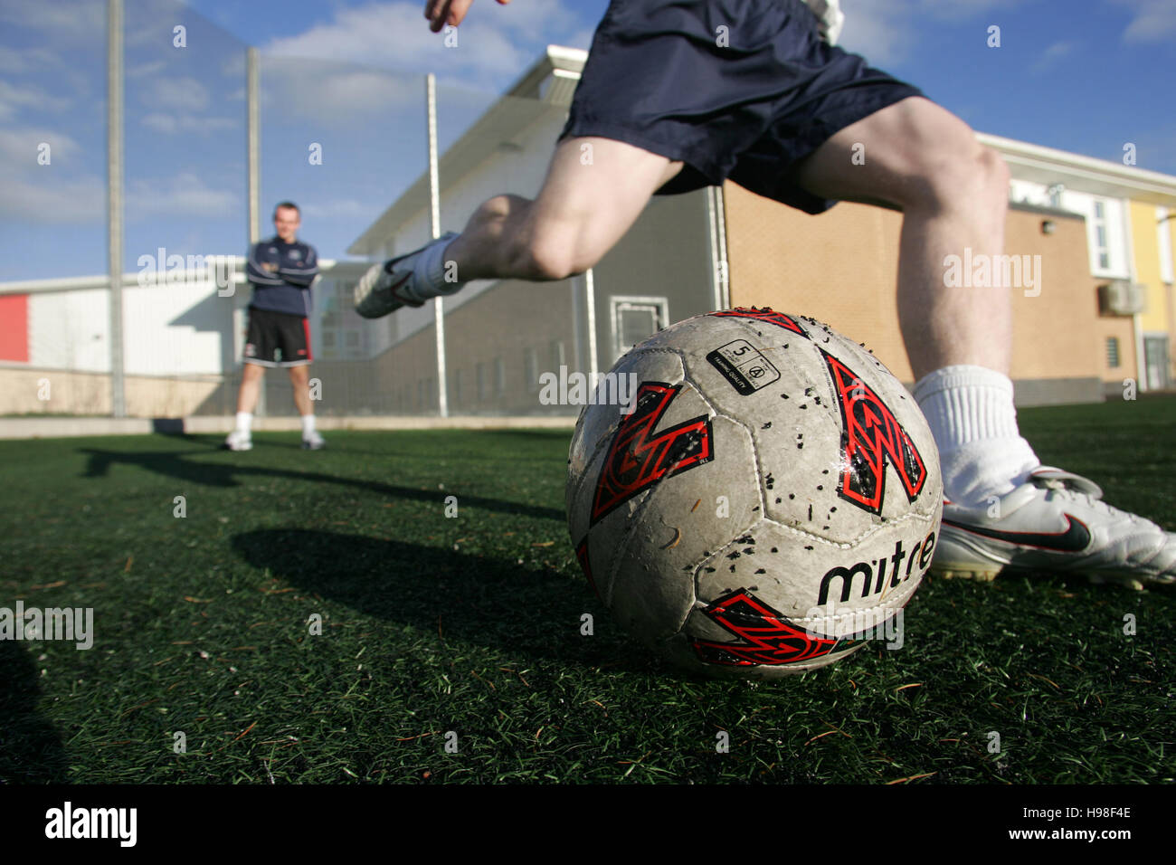 Fußball in Übung Hof des Gefängnisses Gefangene Stockfoto