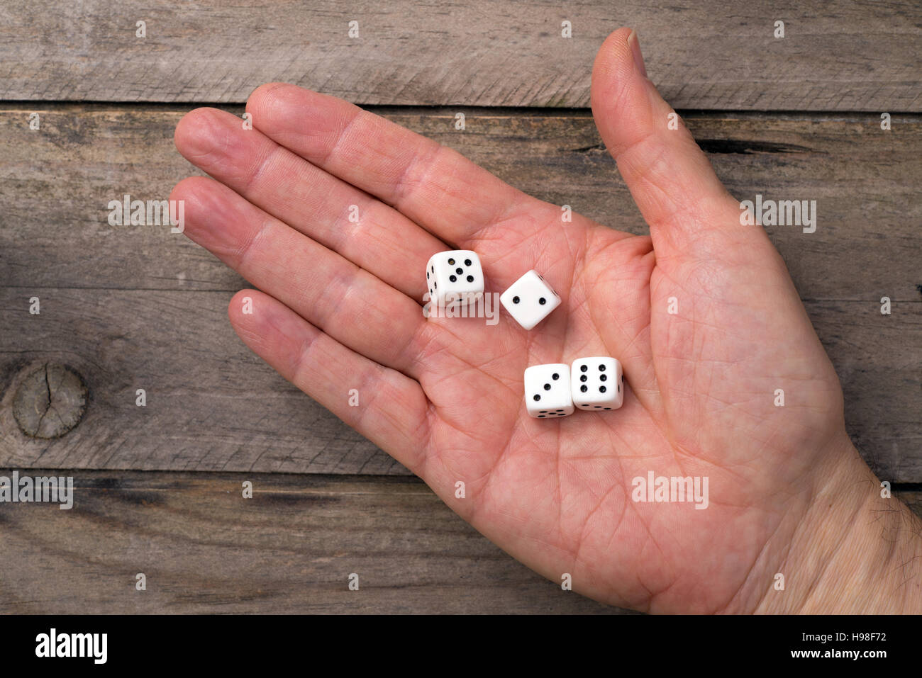 Vier weiße Würfel auf schwarzem Hintergrund Stockfoto